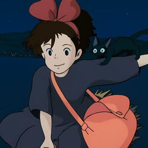 Frame do filme "O Serviço de Entregas da Kiki". No céu noturno, Kiki e seu gato Jiji voam em uma vassoura.
